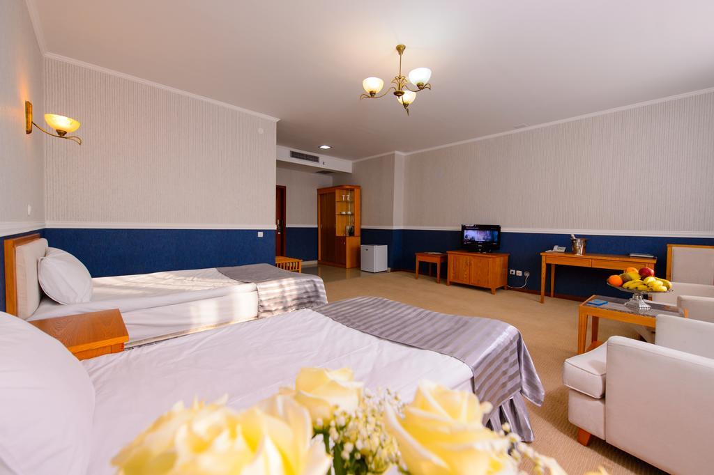 O Azamat Hotell Astana Eksteriør bilde